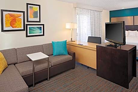 Queen Studio with Sofa Bed and Adapted Tub - Mobility and Hearing Accessible