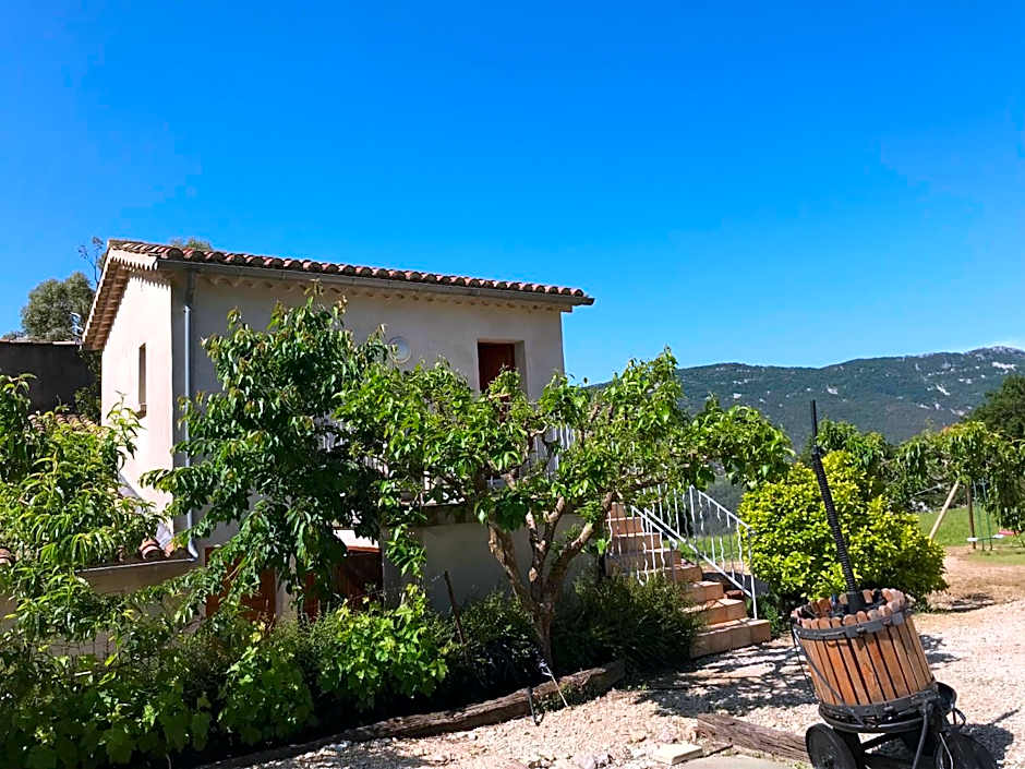 Chambre une fenêtre sur le Ventoux la Clue