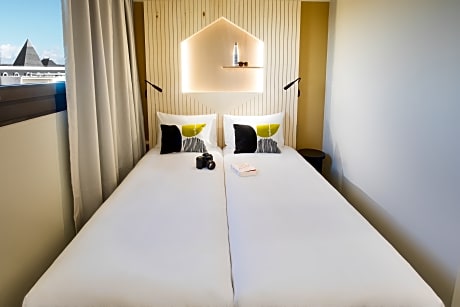 DOUBLE ROOM