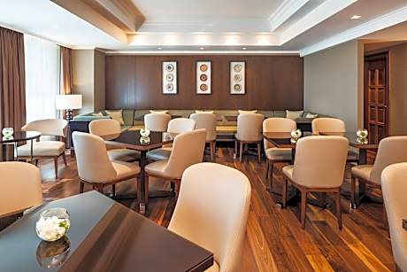 Grand Executive Double Double with Access and Breakfast in Executive Lounge