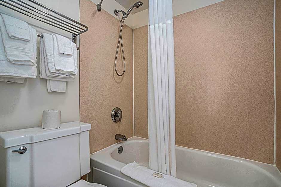 Travelodge by Wyndham Traverse City MI 