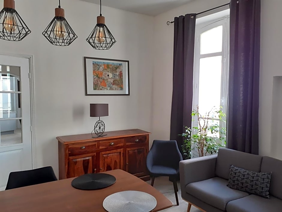 Centre ville, chambre indépendante 20m2 et sa salle de bain privée