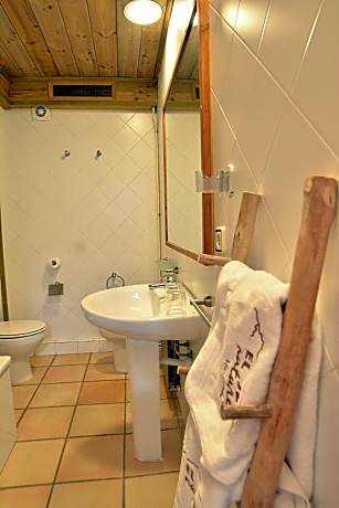 Family Room between 6-2 person