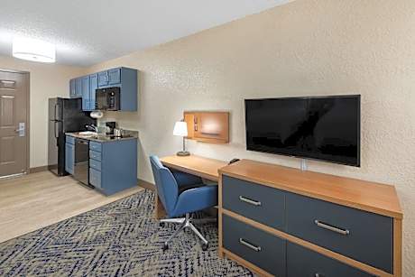 Queen Studio Suite - Mobility Access Tub/Non-Smoking