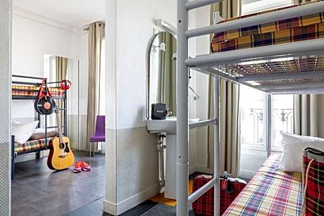 Bed in 6-Bed Mixed Dormitory Room with View