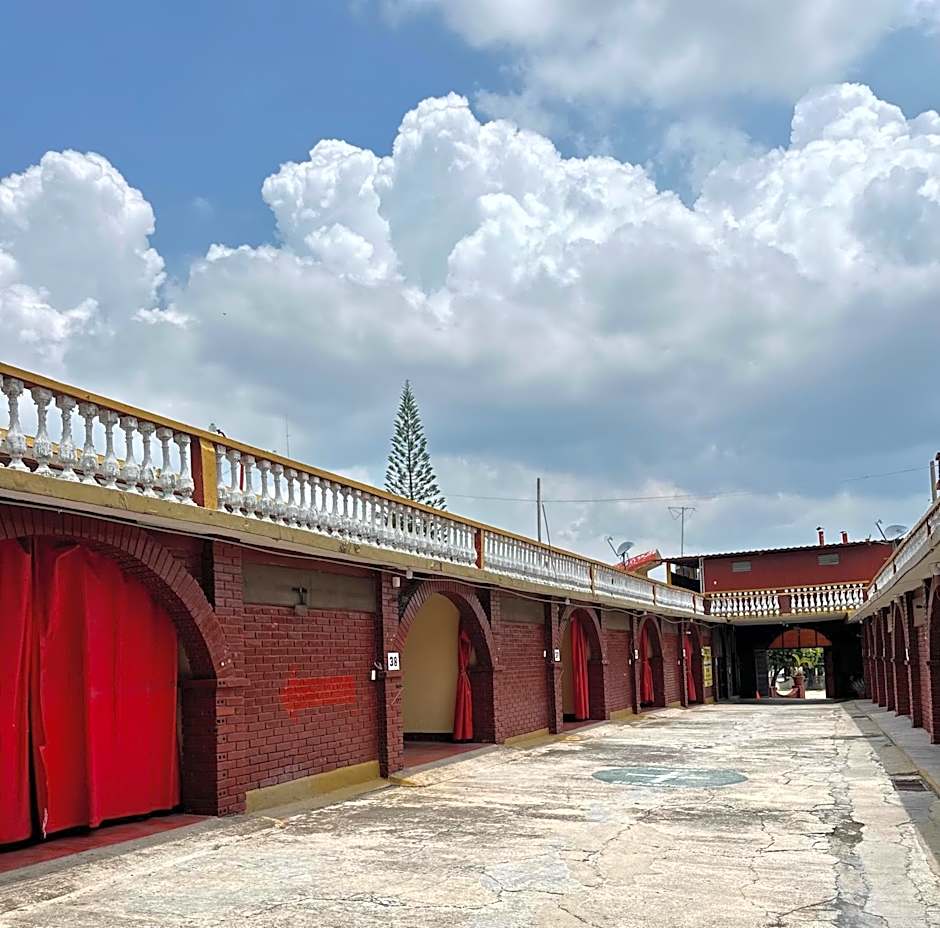 Hotel y Auto Hotel, Tío Kike