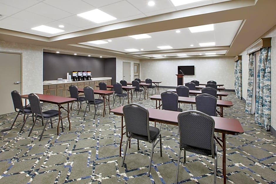 Hampton Inn & Suites Oakwood Village-Cleveland