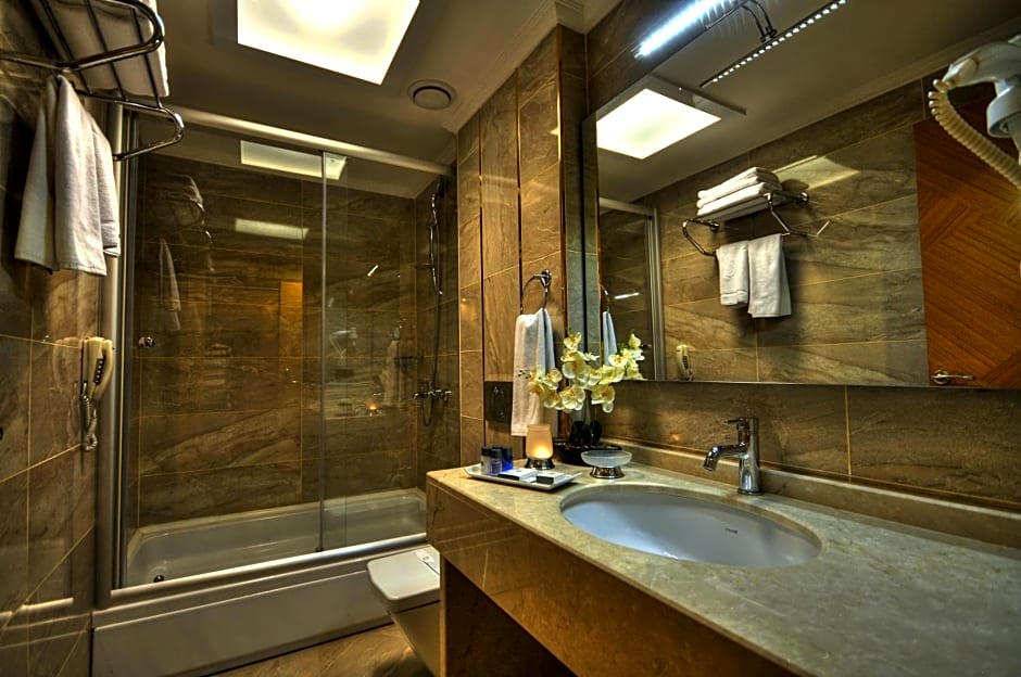 Golden Deluxe Hotel