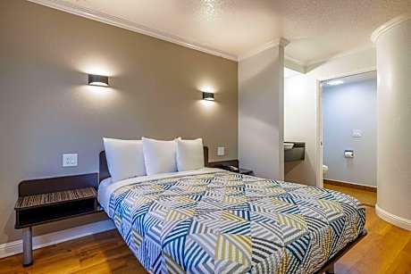 Queen Room - Non-Smoking