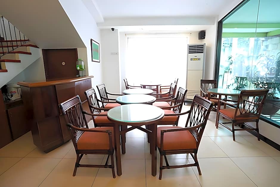 OYO 210 Apple Tree Suites