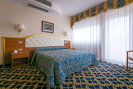 Twin room front lake