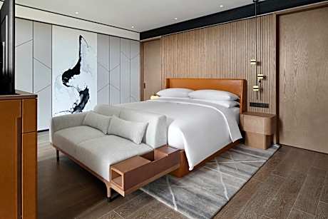 One-Bedroom Ambassador Suite - Club Lounge Access