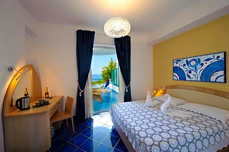 Deluxe Double Room with Private Terrace and Sea View
