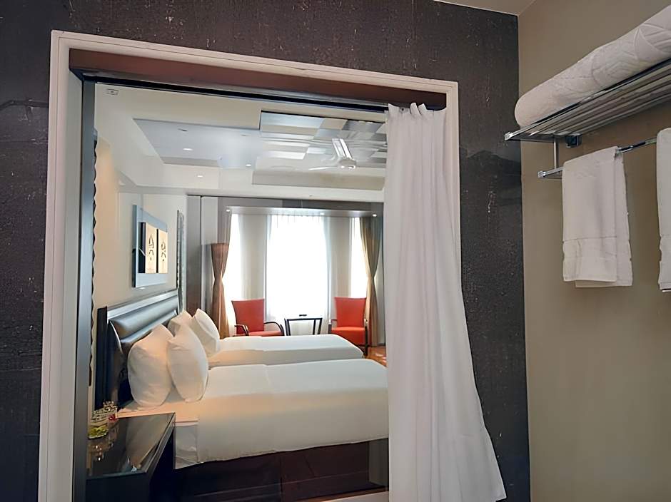 Mayfair Convention Hotel