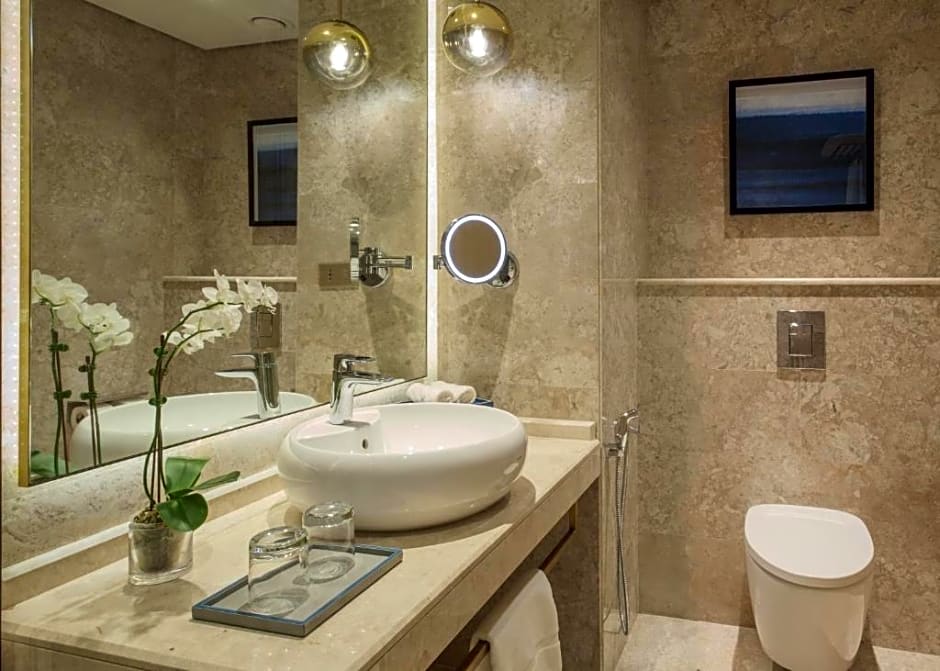 Maani Muscat Hotel and Apartments