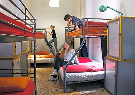 Single Bed in Mixed Dormitory Room