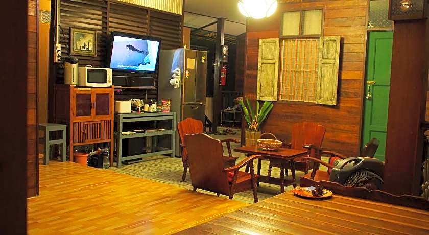 Chommuang Guest House At Ayutthaya.