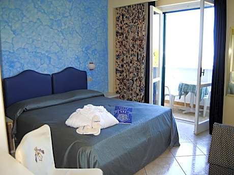 Deluxe Double Room with Side Sea View