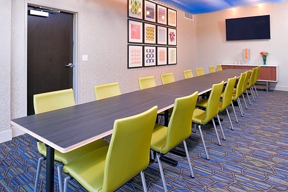 Holiday Inn Express & Suites - Olathe West