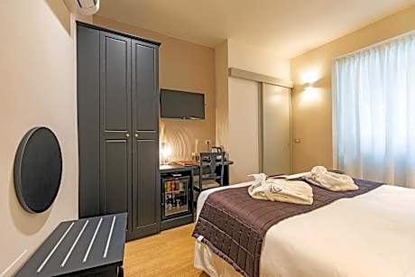 Deluxe Double Room with Lake View