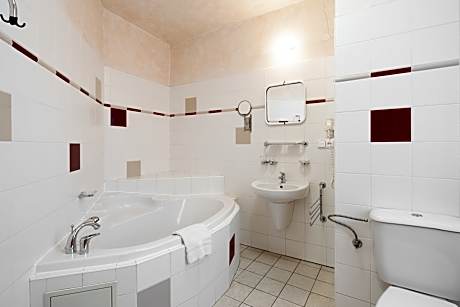 Triple room with city and river view