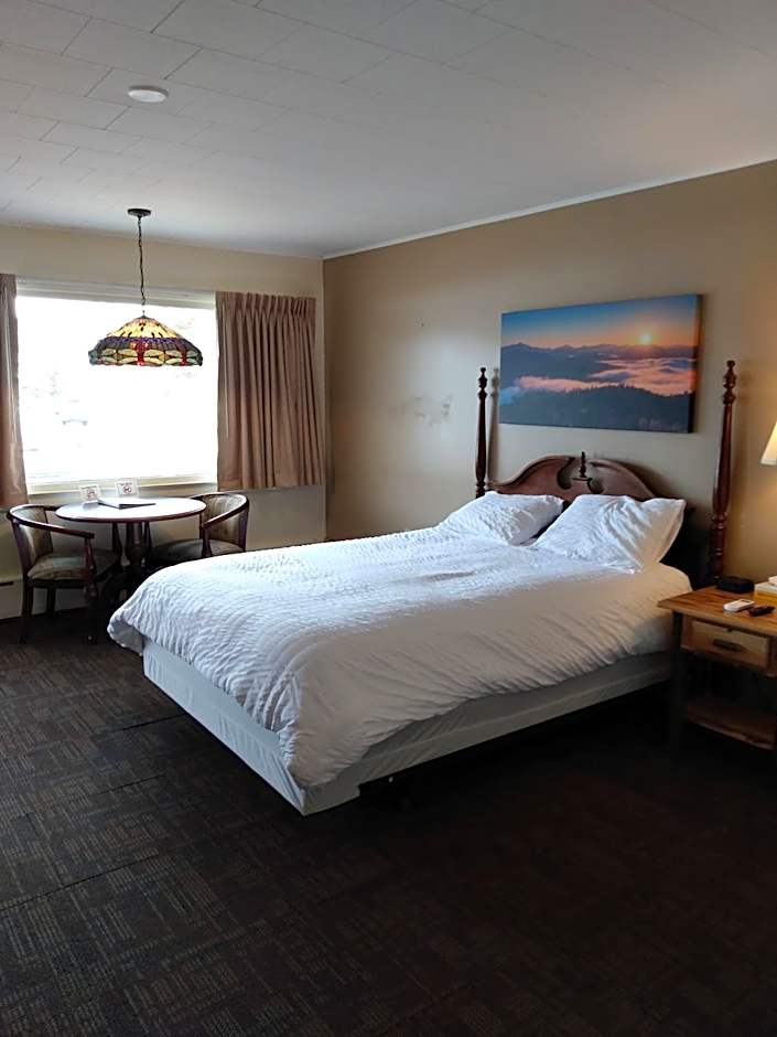 Sara Placid Inn & Suites