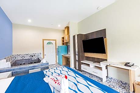 King Bed Jetted Tub with Kitchenette Non-Smoking