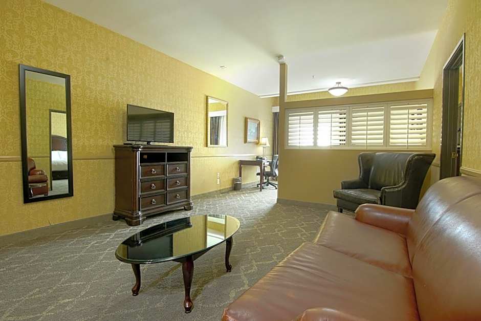 Azure Hotel & Suites Ontario, A Trademark Collection Hotel
