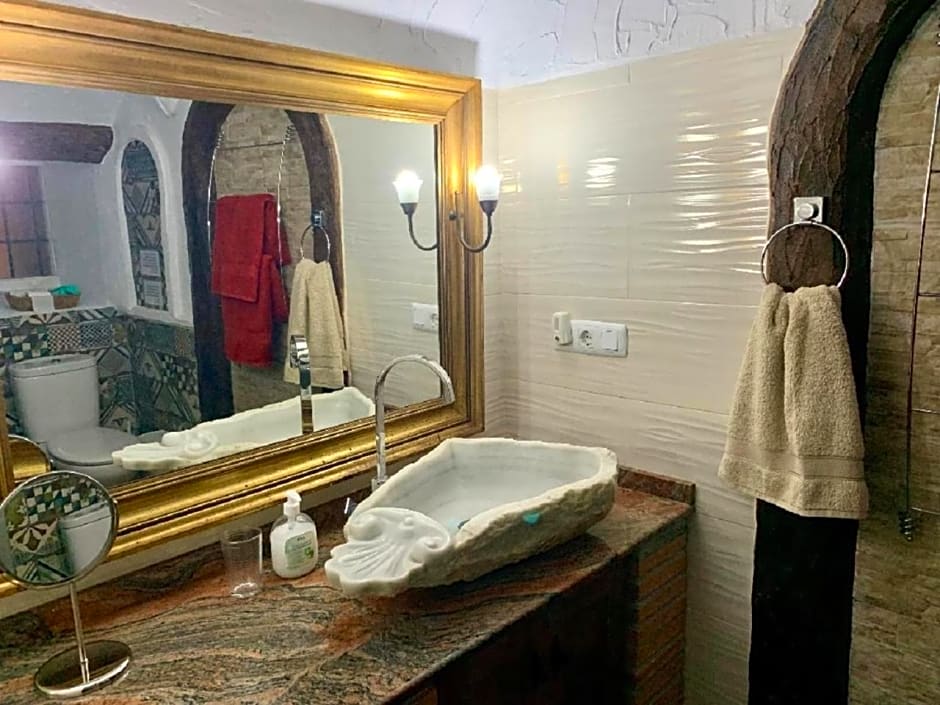 Cueva Romana, Solo Adultos, Apto para Nudistas