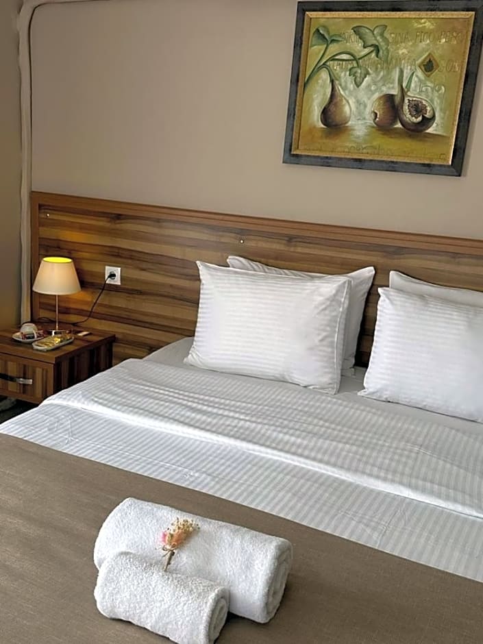Photo 1 of 6 of Large Double Room