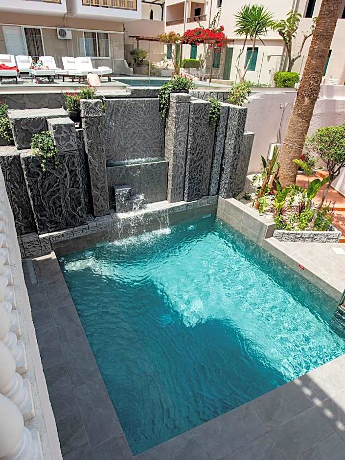 Elmi Beach Hotel & Suites