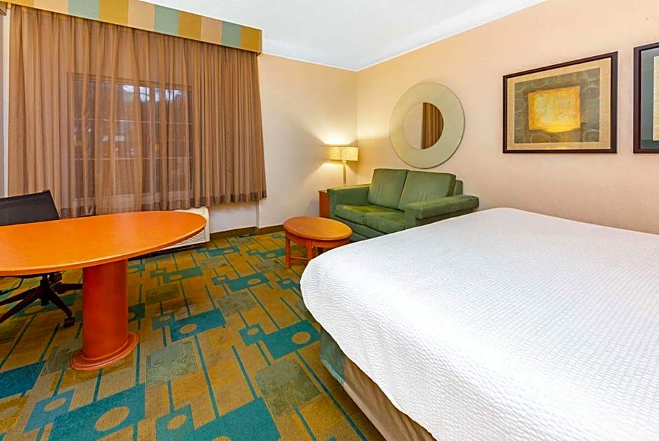 La Quinta Inn & Suites by Wyndham Usf (Near Busch Gardens)