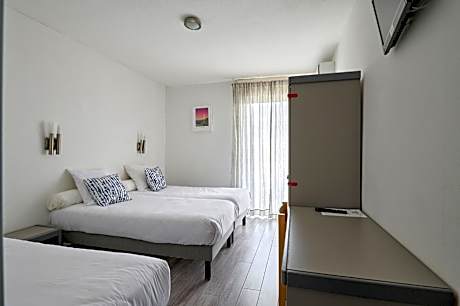 Comfort Triple Room with 3 Single Beds - Courtyard side