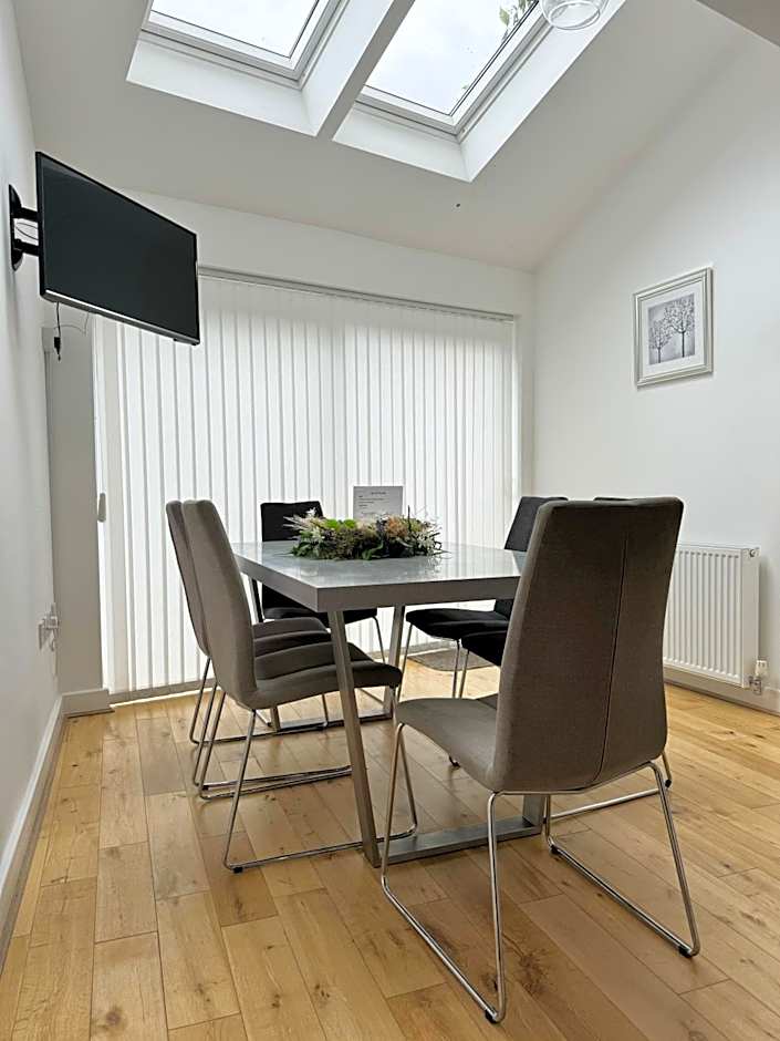 The Courtyard, 4 - Bed, Sleeps 6, Pets Welcome