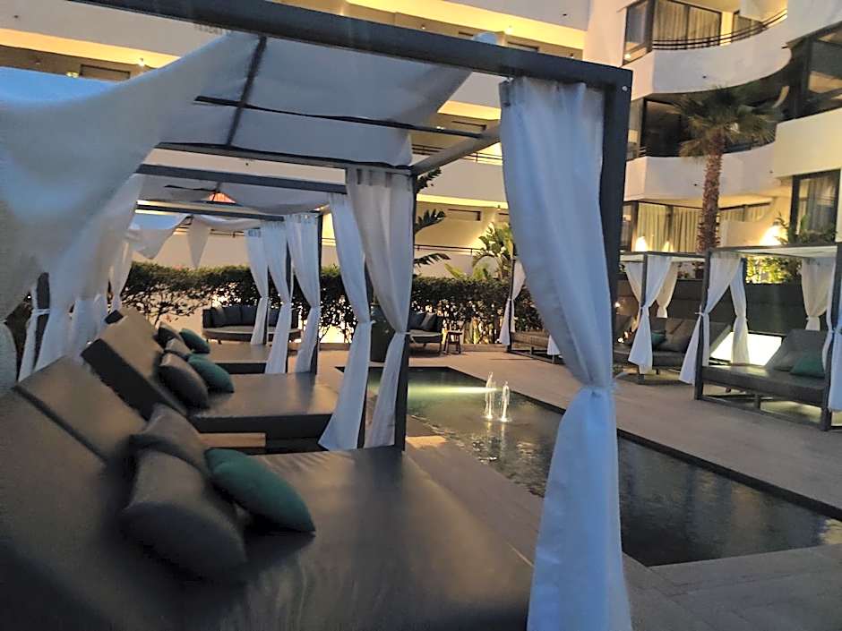 Luxury Apartment with pool view