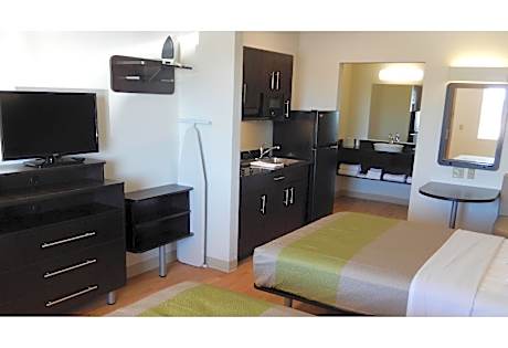 2 Queen Beds | Mobil Access Tub Nsmk Kitchen