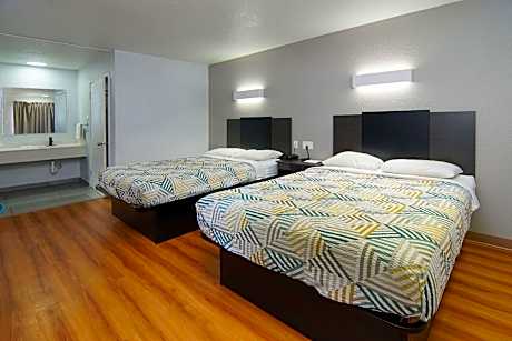 2 Queen Beds | Mobil Access Tub Nsmk Micfridg