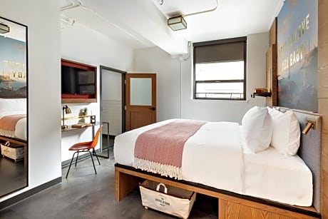 Accessible King Room Bathroom in Room