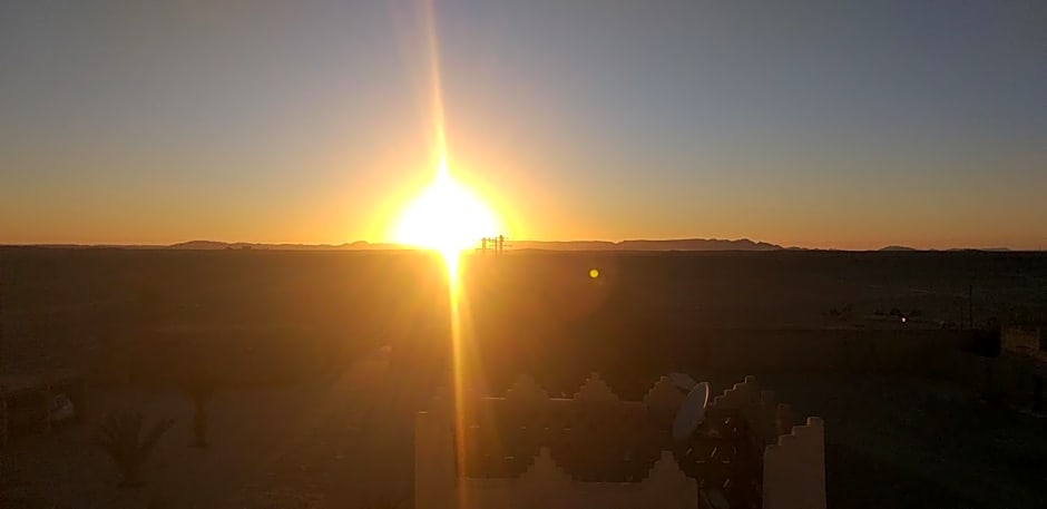 Merzouga Quiet apart &camels trecking