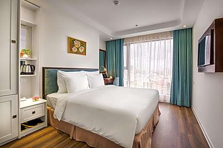 Deluxe Double Room with Partial Ocean View