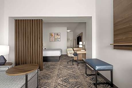 Deluxe King Room - Mobility and Hearing Impaired Access/Non-Smoking