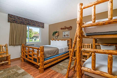 1 Queen Bed, 1 Bunk Bed (Non-Smoking)