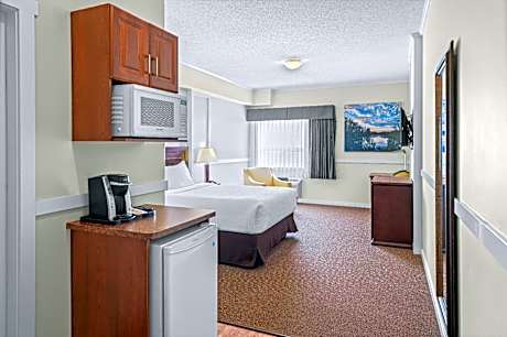 King Room with Roll-in Shower - Mobility Access/Non-Smoking