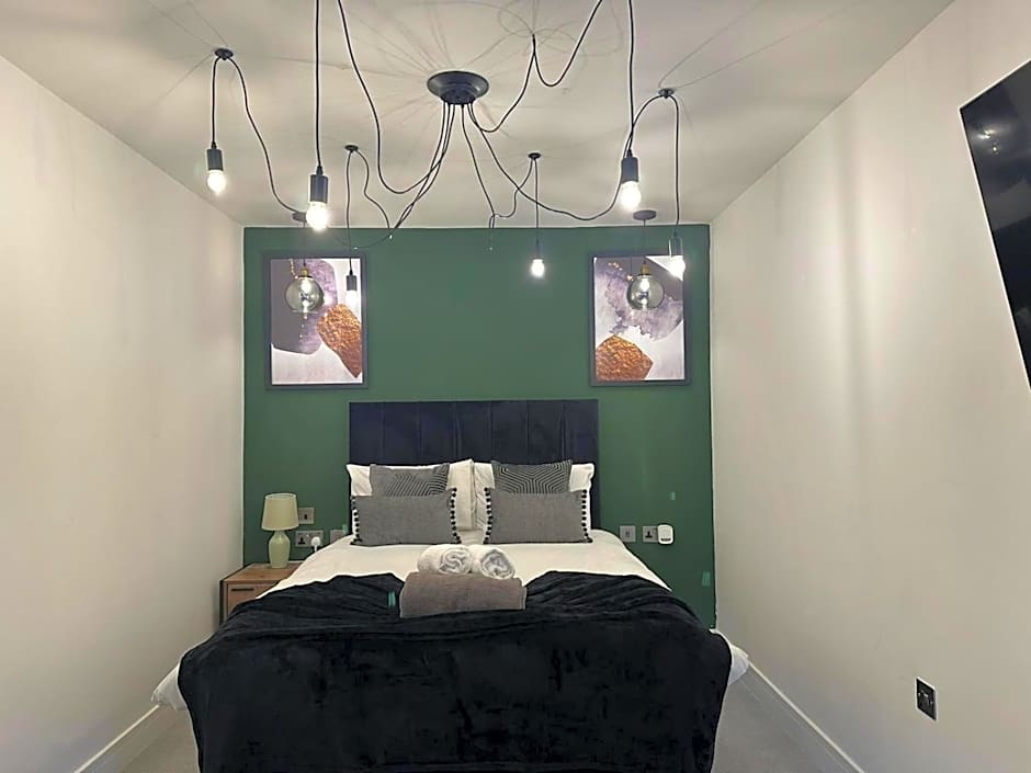 Adam Court Apartments - PE1 - Contractor Friendly - Choice of Studios or 1 Bed Apartments - Free Parking - Sofa Beds - Sky TV - Full Kitchen - Washer Dryer - WiFi