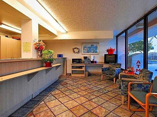 Super 6 Inn & Suites