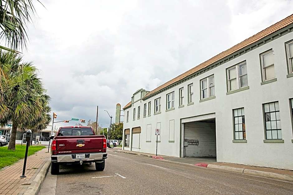 OYO Cameron Historic Hotel Brownsville I-69E