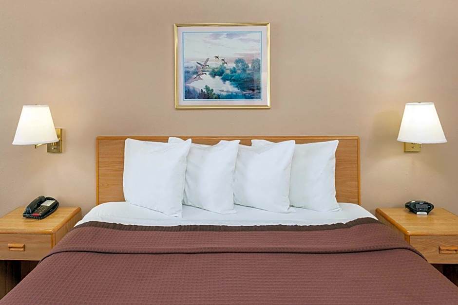 Days Inn by Wyndham Charleston