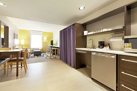 1 King Hearing Accessible Suite Non-Smoking