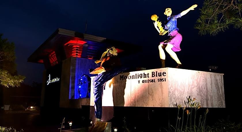 Moonlight Blue Pension