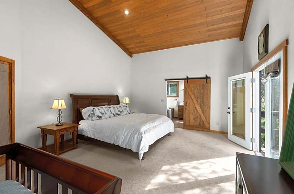 Summit Mountain Lodge and Steakhouse